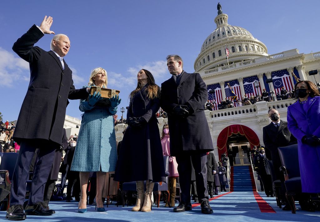 Joe Biden, dengan meletakkan tangan di atas Bibel yang dibawa istrinya, Jill Biden, diambil sumpah sebagai Presiden ke-46 Amerika Serikat oleh Ketua Hakim Agung John Roberts dalam upacara pelantikan di Gedung Capitol, Washington DC, AS, 20 Januari 2021,