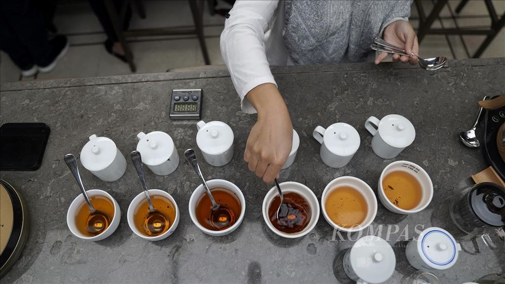 Peminat teh mengikuti kelas khusus mengonsumsi teh di Jakarta, Kamis (1/8/2019). Kelas dimulai dengan mengenal sejarah teh, klasifikasi beragam jenis teh, menyeduh teh, hingga uji cita rasa teh.
