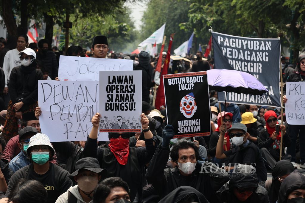 Pengunjuk rasa dari sejumlah elemen menggelar aksi demonstrasi di Jalan Malioboro, Yogyakarta, Kamis (22/8/2024). Peserta aksi itu menuntut DPR untuk menghentikan pembahasan RUU Perubahan atas UU Pilkada yang bertentangan dengan putusan Mahkamah Konstitusi. Demonstran juga menuntut pemberantasan praktik nepotisme di berbagai jenjang pemerintahan. 