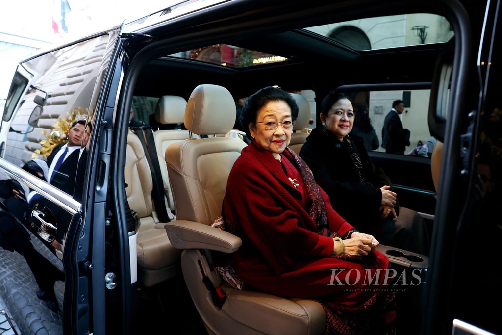 Presiden ke-5 Megawati Soekarnoputri dan Ketua DPR Puan Maharani bersiap meninggalkan Istana Kepausan di Vatikan seusai beraudiensi dengan Paus Fransiskus, Senin (18/12/2023) pagi waktu setempat. 