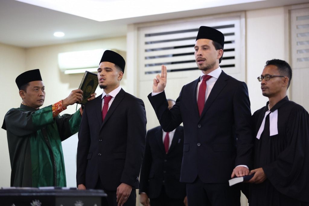 Ragnar Oratmangoen (left) and Thom Haye (right) during the swearing in ceremony to become Indonesian citizens, at the Regional Office of the Ministry of Law and Human Rights of DKI Jakarta, on Wednesday (20/3/2024) early in the morning. Both of them are naturalized players who will strengthen the Indonesian national team.