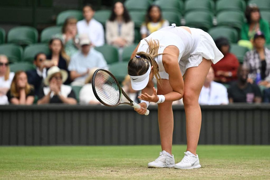 Reaksi Paula Badosa setelah kehilangan poin melawan petenis Romania Simona Halep pada laga babak keempat tunggal putri turnamen tenis Grand Slam Wimbledon di The All England Tennis Club, Wimbledon, London, 4 Juli 2022.