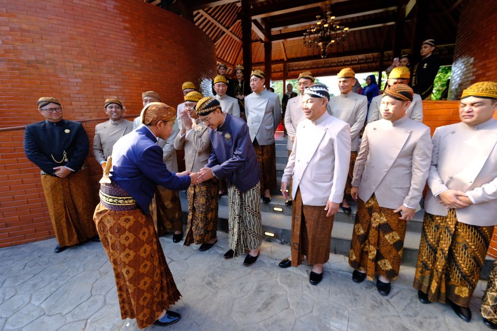 Wali Kota Surakarta Gibran Rakabuming Raka (kiri) bersalaman dengan Pemimpin Pura Mangkunegaran KGPAA Mangkunegara X setelah upacara Hari Jadi Ke-279 Kota Surakarta di Taman Balekambang, Kota Surakarta, Jawa Tengah, Sabtu (17/2/2024). Mangkunegara X sekaligus bertindak sebagai pemimpin upacara dalam upacara yang mengambil tema budaya itu. Semua peserta upacara mengenakan pakaian adat. 