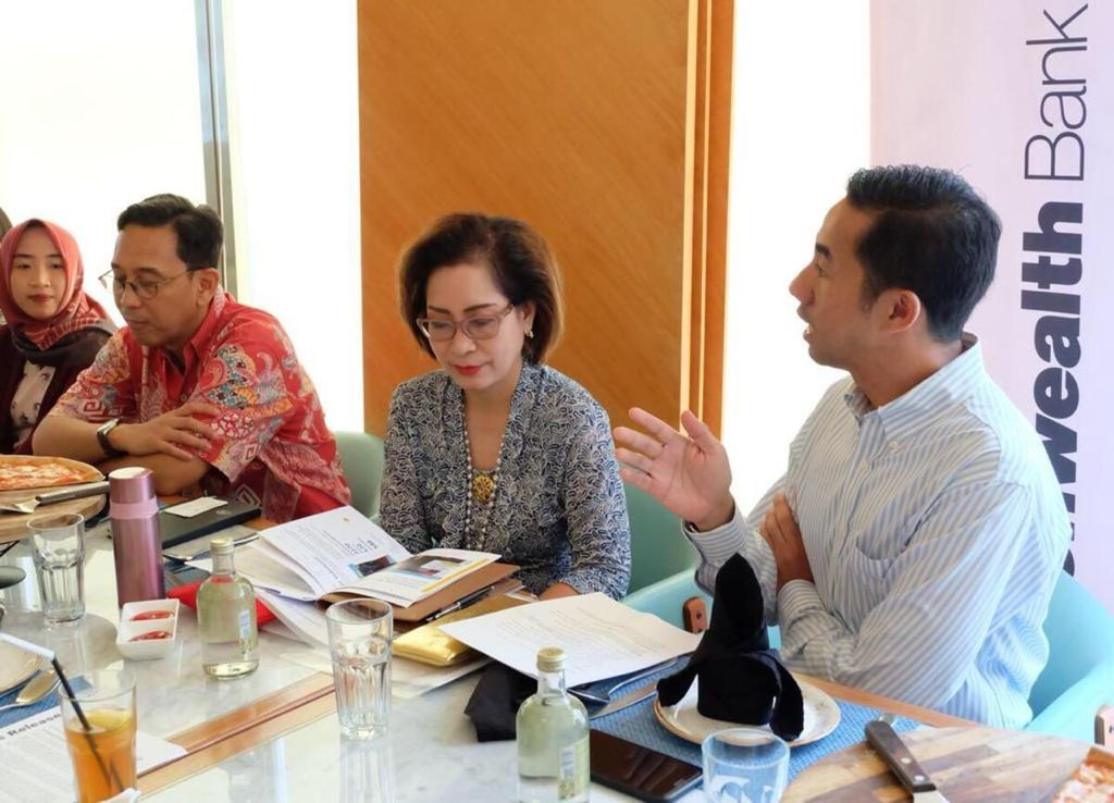 Dari kanan, Head of Corporate Communication &amp; Financial Inclusion Bank Commonwealth Bayu Irawan, Corporate Affairs &amp; Legal Bank Commonwealth Leila Djafaar, dan Executive Director Mercy Corps Indonesia Ade Soekadis saat berdiskusi dengan media pada acara BizInsight Pendampingan Bisnis bagi Pengembangan UKM di Indonesia.