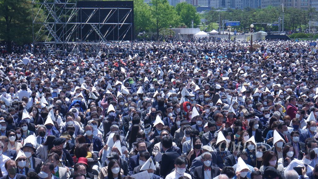 Sekitar 40.000 rakyat Korea Selatan memenuhi halaman plaza depan gedung parlemen Korea Selatan di Seoul, Selasa (10/5/2022), dalam pelantikan Presiden Korea Selatan Yoon Suk-yeol. Mereka berharap pemerintahan baru di bawah kepemimpinan Presiden Yoon dapat semakin kuat dan peduli terhadap pendidikan.