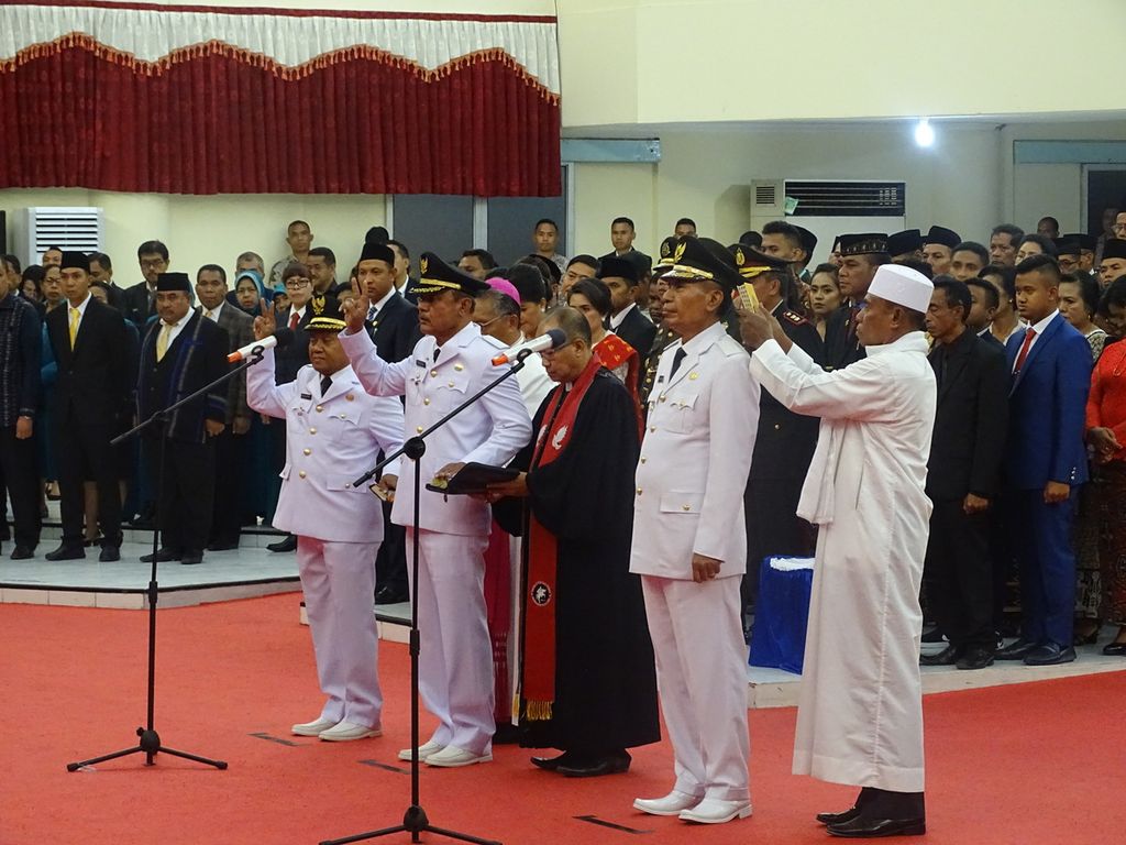 Bupati Ende Achmat Djafar (kanan depan) diambil sumpah dan janji oleh Gubernur NTT Viktor Laiskodat, 19 September 2019, bersama dua bupati lain. Achmat, yang sebelumnya menjabat wakil bupati, menggantikan bupati Marsel Petu yang mendadak meninggal di RS Siloam Kupang, April 2019.