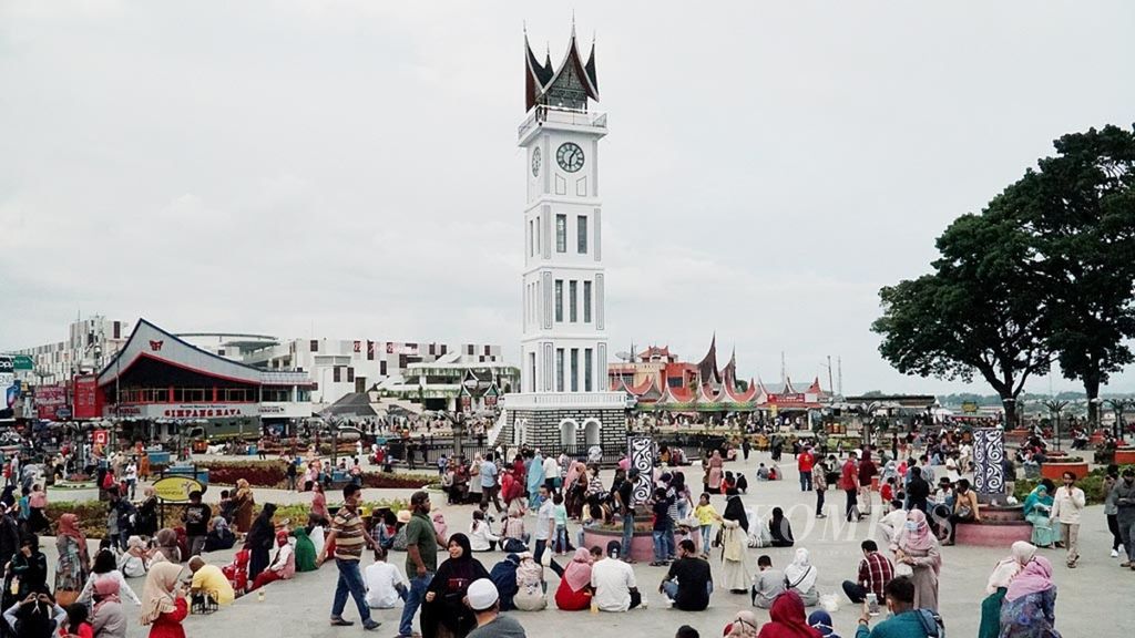 Pesona Jam Gadang di Bukittinggi, Sumatera Barat, pada 1 Juni 2020. Alwi Dahlan menempuh pendidikan SMA di Bukittinggi.