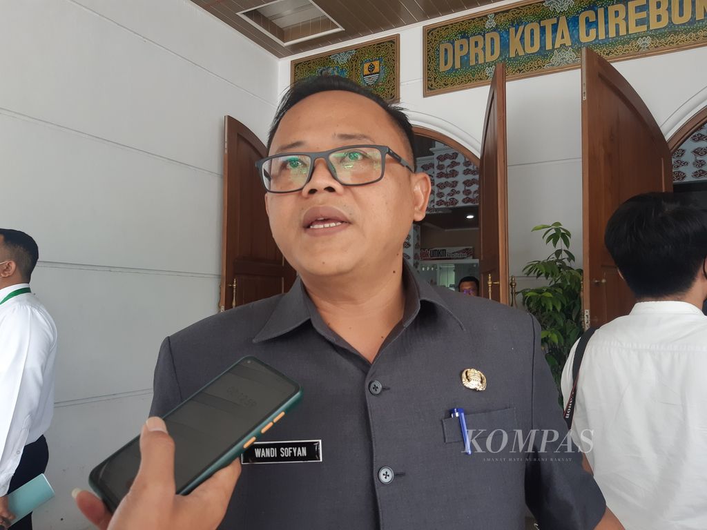 Kepala Dinas Perumahan Rakyat dan Kawasan Permukiman Kota Cirebon Wandi Sofyan saat diwawancarai, Rabu (5/10/2022), di Kota Cirebon, Jawa Barat.