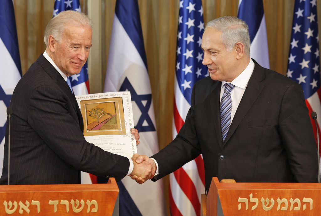 Foto yang diambil pada 9 Maret 2010, Joe Biden (kiri) yang saat itu menjabat sebagai Wakil Presiden Amerika Serikat, bersalaman dengan Perdana Menteri Israel Benjamin Netanyahu kala berkunjung ke kediamannya di Jerussalem, Israel. 