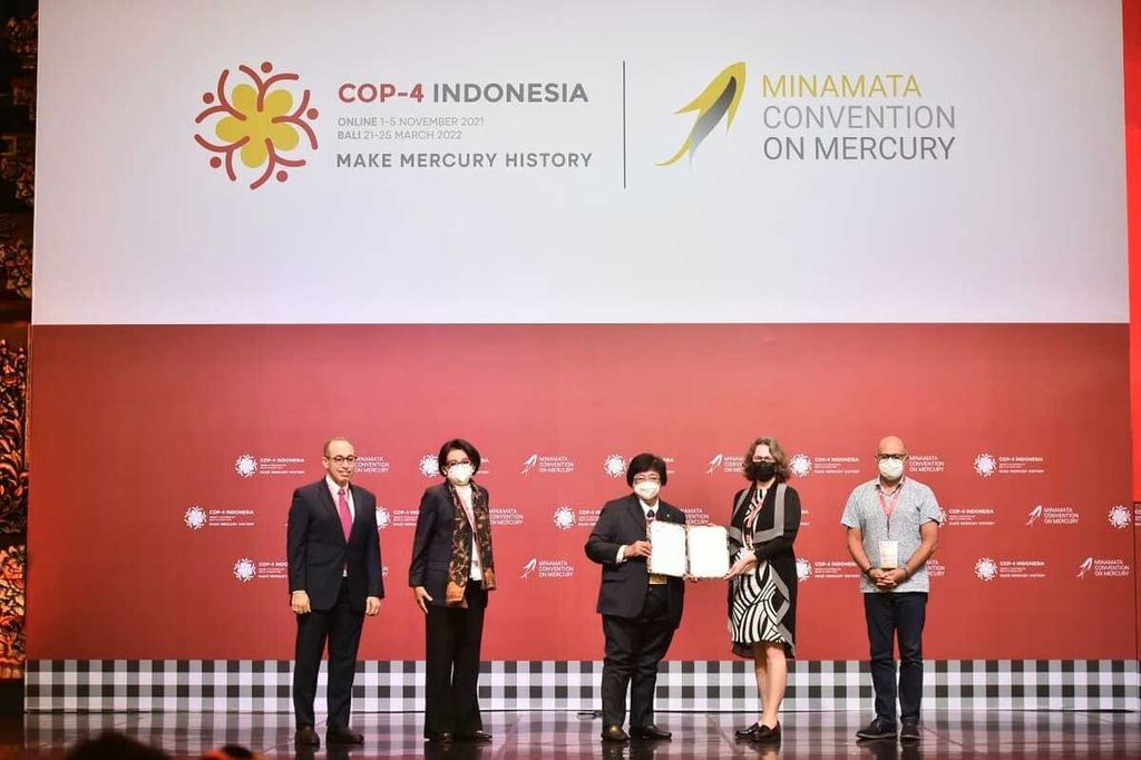 Menteri Lingkungan Hidup dan Kehutanan Siti Nurbaya (ketiga dari kiri) dan Sekretaris Eksekutif Konvensi Minamata Monika Stankiewicz (kedua kanan) saat meluncurkan Deklarasi Bali dalam acara Konferensi Para Pihak Konvensi Minamata Ke-4 (COP-4) tentang merkuri di Nusa Dua, Bali, Senin (21/3/2022).