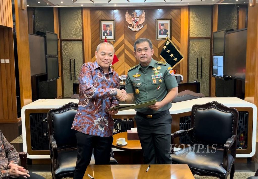 Kepala Staf TNI AD Jenderal Maruli Simanjuntak dan CEO Kompas Gramedia Lilik Oetama menandatangani nota kesepahaman antara kedua belah pihak.