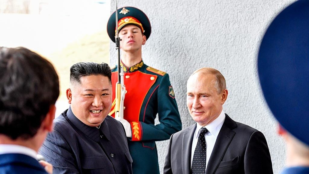 Presiden Rusia Vladimir Putin (kanan) menyambut Pemimpin Korea Utara Kim Jong Un sebelum memulai pembicaraan di kampus Far Eastern Federal University di Pulau Russky, di kota pelabuhan Vladivostok, Rusia, Kamis (25/4/2019).