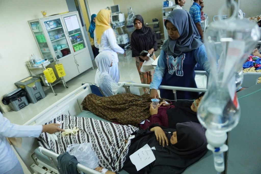 Sedikitnya 100 siswa As-Salam Islamic Solidarity Jantho, Kabupaten Aceh Besar, mengalami keracunan makanan, Rabu (1/8/2018). Terlihat dua korban sedang dirawat di Rumah Sakit Umum Daerah Aceh Besar.