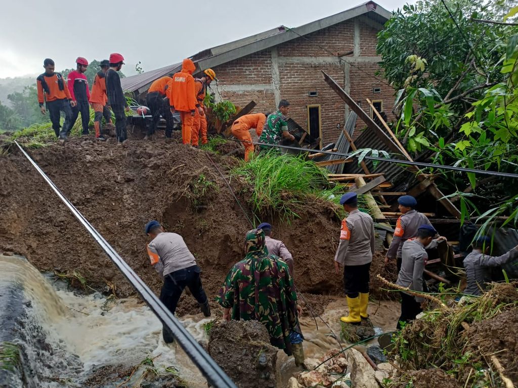 Tim SAR melakukan pencarian terhadap lima orang yang tertimbun material longsoran di Kecamatan Cenrana, Kabupaten Maros, Sulawesi Selatan, Rabu (28/12/2022). Longsor di jalan poros Maros-Bone itu terjadi pada Selasa (27/12/2022) petang akibat curah hujan yang tinggi sepekan terakhir.