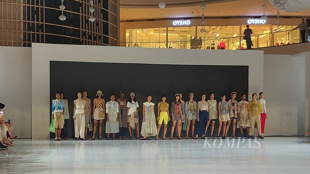 Sembilan gelaran ditampilkan dalam rangkaian acara Bazaar Fashion Festival di Senayan City, 5-7 Agustus 2022. Salah satu gelaran yang ditampilkan pada hari pertama adalah kolaborasi desainer Sapto Djojokartiko X The Good Things. 