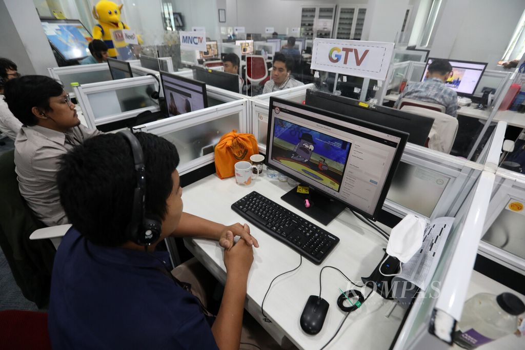 Analis memonitor siaran televisi nasional di ruang Analisa Pemantauan Langsung Komisi Penyiaran Indonesia (KPI) Pusat, Jakarta, Kamis (23/2/2023).