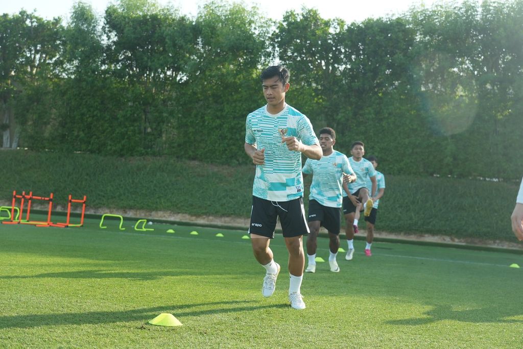 Bek sayap kiri Tim U-23 Indonesia, Pratama Arhan, melakukan latihan fisik di Pusat Latihan Qatar University, Doha, Rabu (17/4/2024). Pada sesi latihan resmi, Pelatih Shin Tae-yong fokus melatih taktik menyesuaikan lawan.