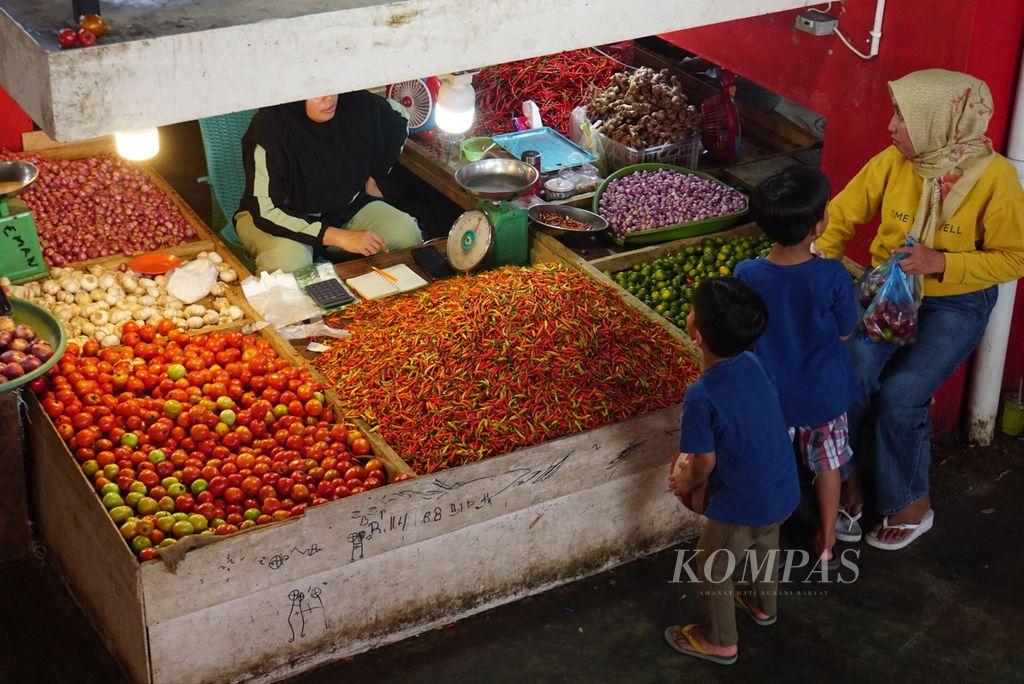 Pembeli dan pedagang bawang, <i>rica</i> (cabai), dan tomat atau barito bertransaksi pada Rabu (16/8/2023) di Pasar Bersehati atau yang dikenal pula dengan Pasar Jengki di Manado, Sulawesi Utara. Sejak selesai direnovasi pada akhir 2022, pedagang pasar bersehati dikelompokkan sesuai dengan komoditas dagangannya.