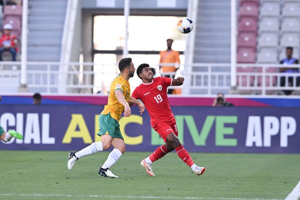 Penyerang sayap Indonesia Kelly Sroyer mengambil ancang-ancang untuk menyepak bola pada laga penyisihan Piala Asia U-23 2024 melawan Australia, Kamis (18/4/2024), di Stadion Abdullah bin Khalifa, Doha, Qatar.