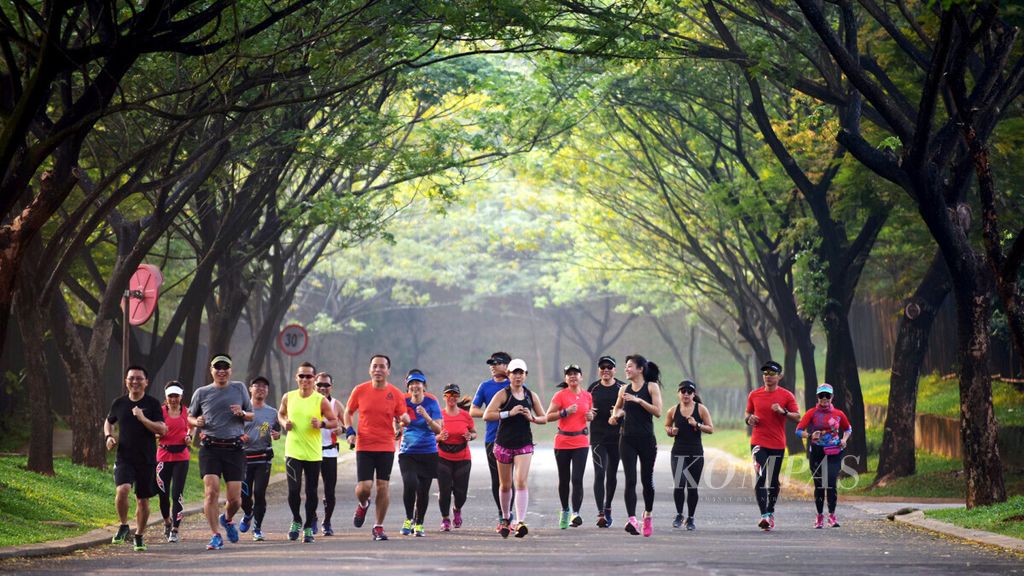Komunitas lari Run for Indonesia (RFI) Serpong berlatih rutin di kawasan Bumi Serpong Damai, Tangerang, Banten, Sabtu (2/9). Lari kini menjadi bagian dari gaya hidup sehat masyarakat urban.