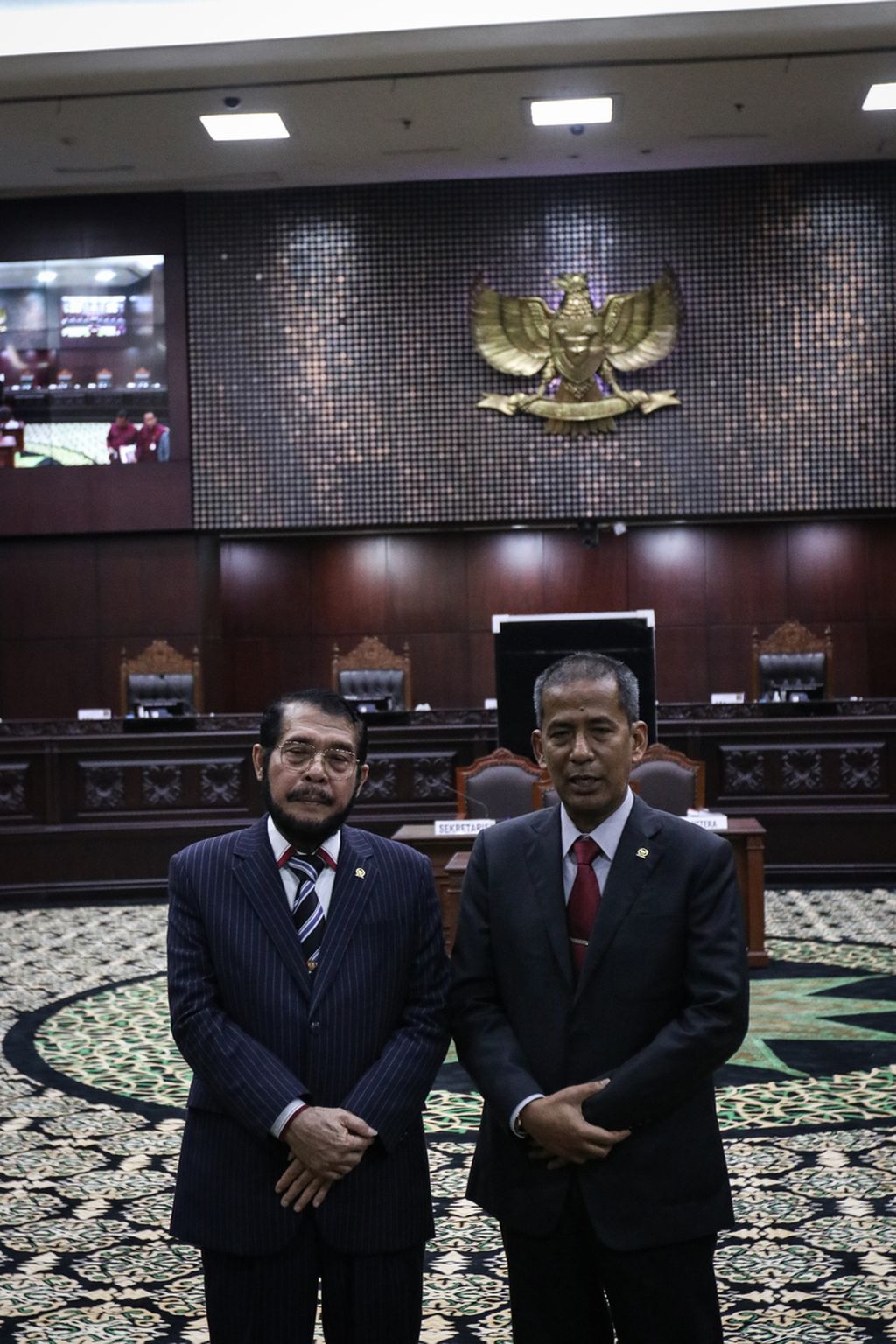Chief Justice of the Constitutional Court-elect Anwar Usman (left) and Deputy Chief Justice-elect Saldi Isra (right) deliver a press statement at the Constitutional Court Building, Jakarta, Wednesday (15/3/2023).