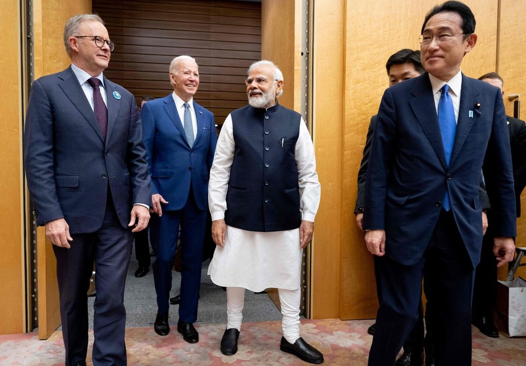 Perdana Menteri Australia Anthony Albanese berjalan beriring dengan Presiden Amerika Serikat Joe Biden,  Perdana Menteri India Narendra Modi, dan Perdana Menteri Jepang Fumio Kishida saat tiba di ruang pertemuan sebelum menggelar Pertemuan Tingkat Tingkat Tinggi Quad di Kantei, Tokyo, Selasa (24/5/2022).