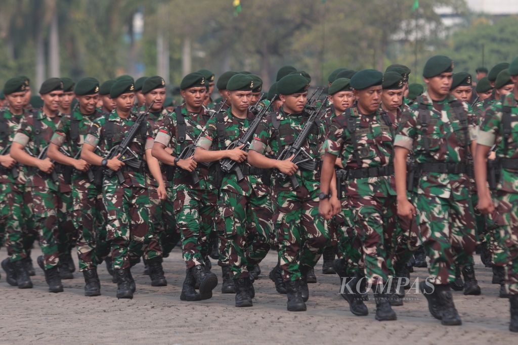 Prajurit TNI Angkatan Darat (AD) mengikuti apel gelar pasukan pengamanan Pemilu 2024 yang dipimpin Kepala Staf TNI Angkatan Darat Jenderal Agus Subiyanto di kawasan Monas, Jakarta, Rabu (8/11/2023). Sebanyak 11.000 anggota pasukan TNI AD diterjunkan untuk pengamanan Pemilu 2024. TNI AD berkomitmen menjaga netralitas dalam Pemilu 2024.