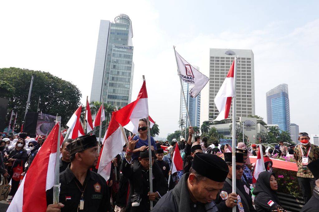 Peserta Kirab Merah Putih yang mengangkat tema ”Menciptakan Kesatuan Indonesia yang Harmoni”. Presiden Joko Widodo melepas peserta kirab ini di halaman depan Istana Merdeka, Jakarta, Minggu (28/8/2022).