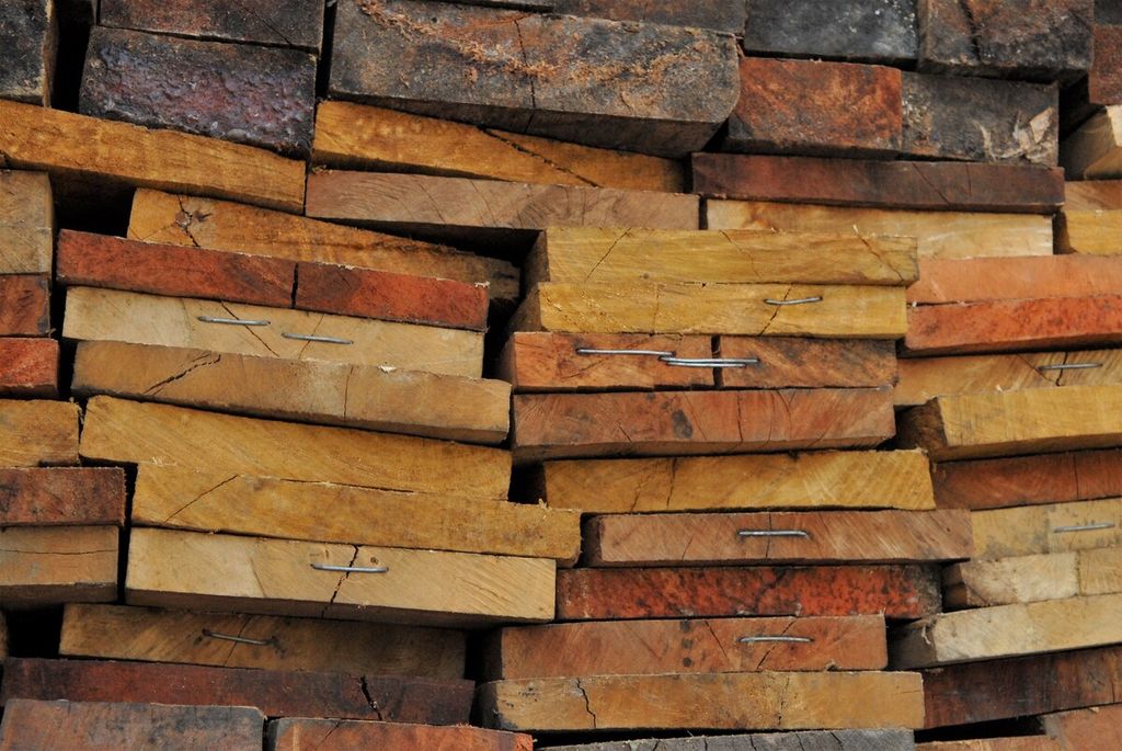 Barang bukti kayu hasil pembalakan liar diamankan di Markas Polres Sarolangun, Jambi, Kamis (25/5/2023). 