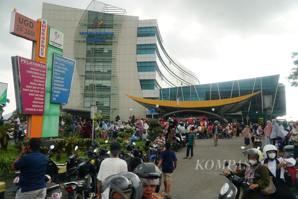 Warga berkerumun di sekitar Rumah Sakit Semen Padang, Kota Padang, Sumatera Barat, seusai insiden ledakan instalasi penyejuk ruangan (AC) di rumah sakit itu, Selasa (30/1/2024). 