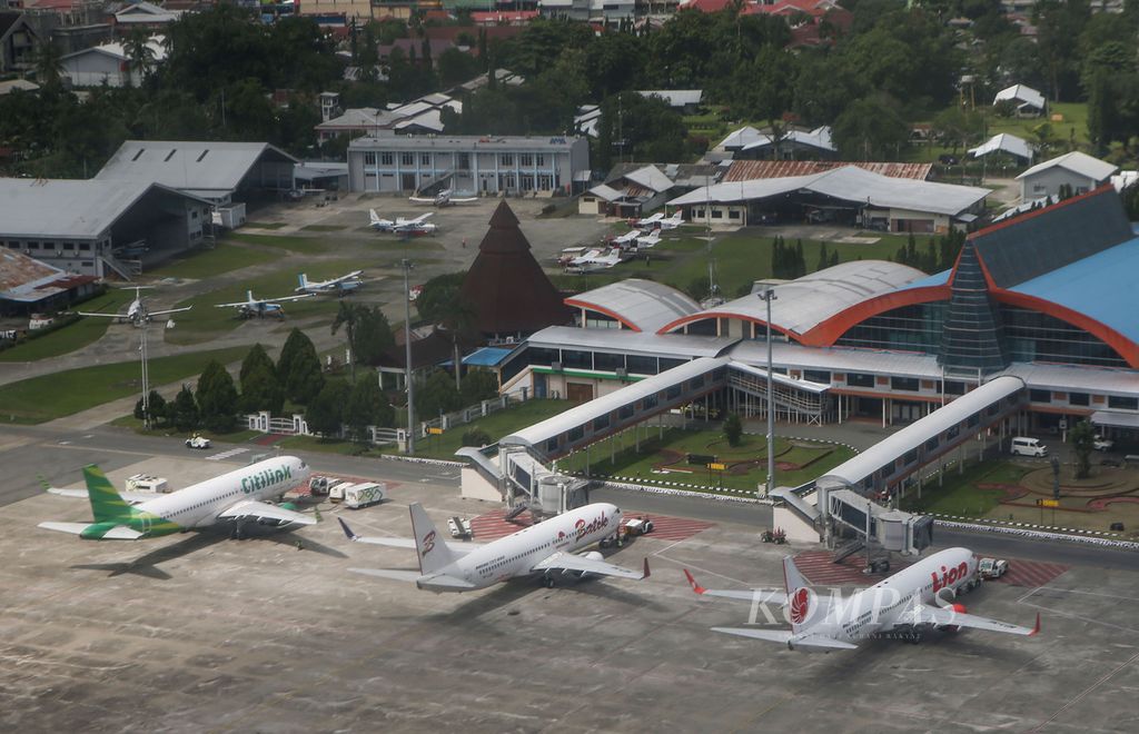 Aktivitas penerbangan sipil di Bandara Dortheys Hiyo Eluay, Sentani, Jayapura, Papua, Senin (6/12/2021).
