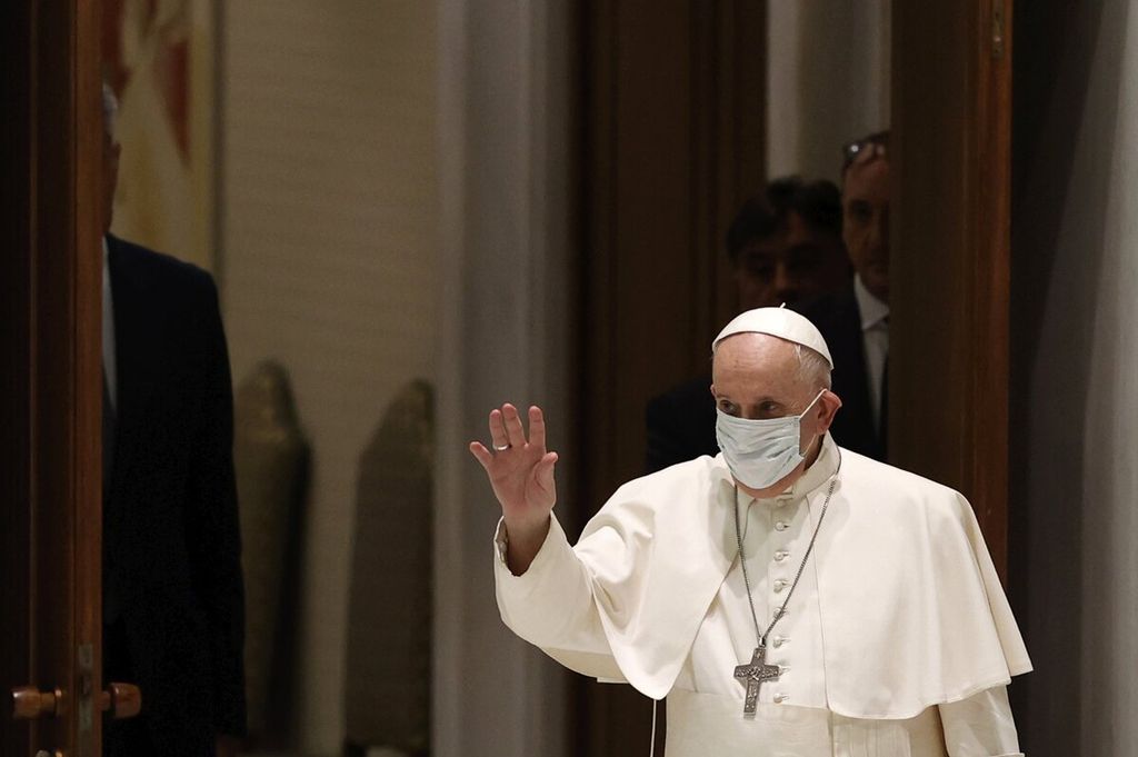 Paus Fransiskus melambaikan tangannya ketika tiba di aula Paulus VI di Vatikan, Rabu (4/8/2021). 