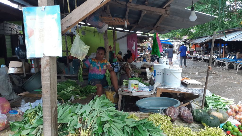 Di lapak sayur pasar tradisional Betun, Kabupaten Malaka, Nusa Tenggara Timur, tersedia metode pembayaran nontunai menggunakan Qiuck Response Indonesian Standar (QRIS) seperti terlihat awal Maret 2022 lalu. QRIS itu disiapkan oleh Bank NTT.