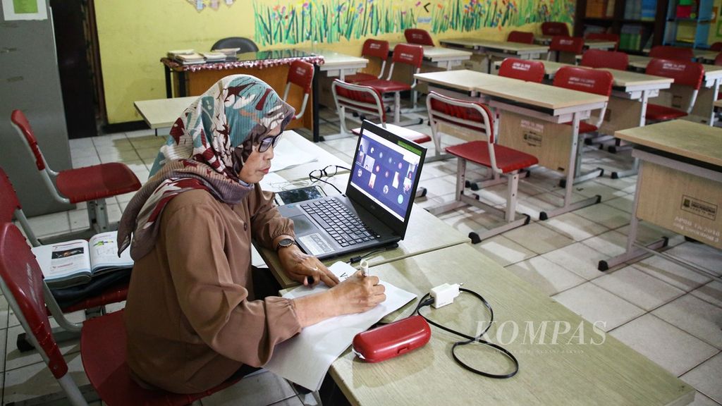Mariam mengajar mata pelajaran matematika secara daring dalam pembelajaran jarak jauh di ruang kelas yang kosong di SD Negeri 02 Cipondoh, Kota Tangerang, Banten, awal Februari 2021. 
