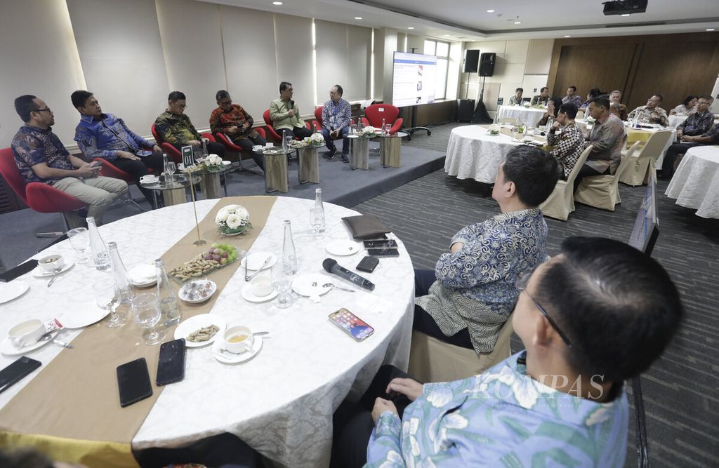 Suasana diskusi Afternoon Tea#19 Kompas Collaboration Forum (KCF) dengan tema &Ograve;Pemilihan Kepala Daerah dan Kemajuan Pembangunan Daerah&Oacute; di Gedung Kompas Gramedia, Palmerah Selatan, Jakarta, Jumat (13/9/2024). Kompas/Riza Fathoni (RZF)