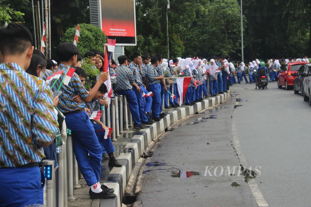 Ribuan siswa menanti kedatangan Veddriq Leonardo, peraih medali emas panjat tebing Olimpiade Paris 2024, di Bundaran Digulis, Kota Pontianak, Kalimantan Barat, Rabu (21/8/2024).