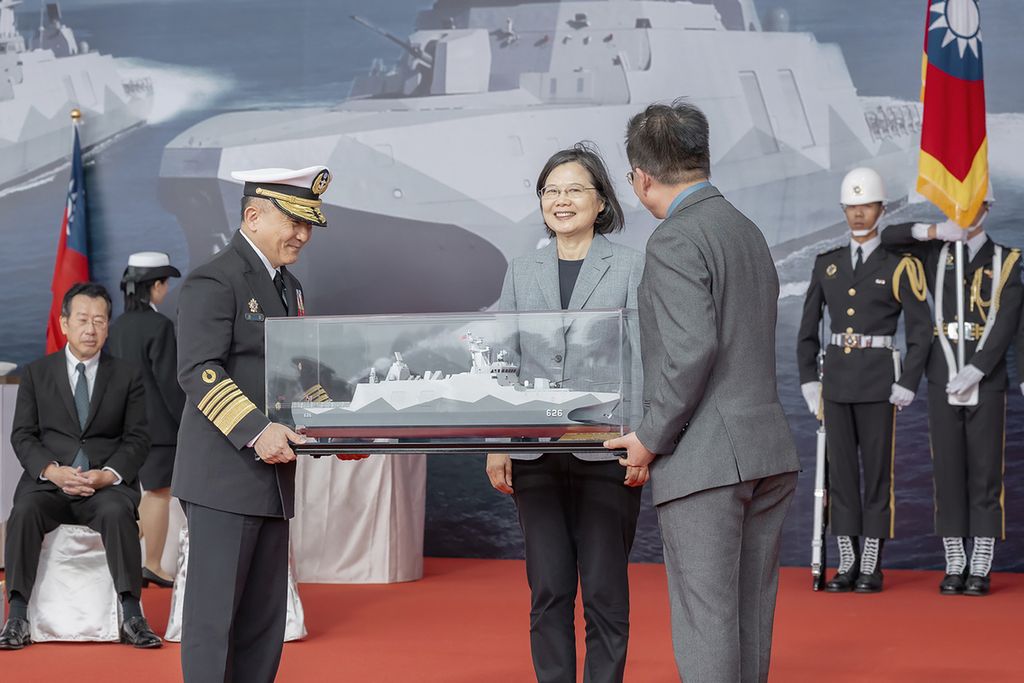 Dalam foto yang dirilis oleh Kantor Kepresidenan Taiwan memperlihatkan Presiden Taiwan Tsai Ing-wen (tengah), saat hendak menerima maket kapal perang baru buatan Taiwan di pelabuhan Suao pada Selasa (26/3/2024).