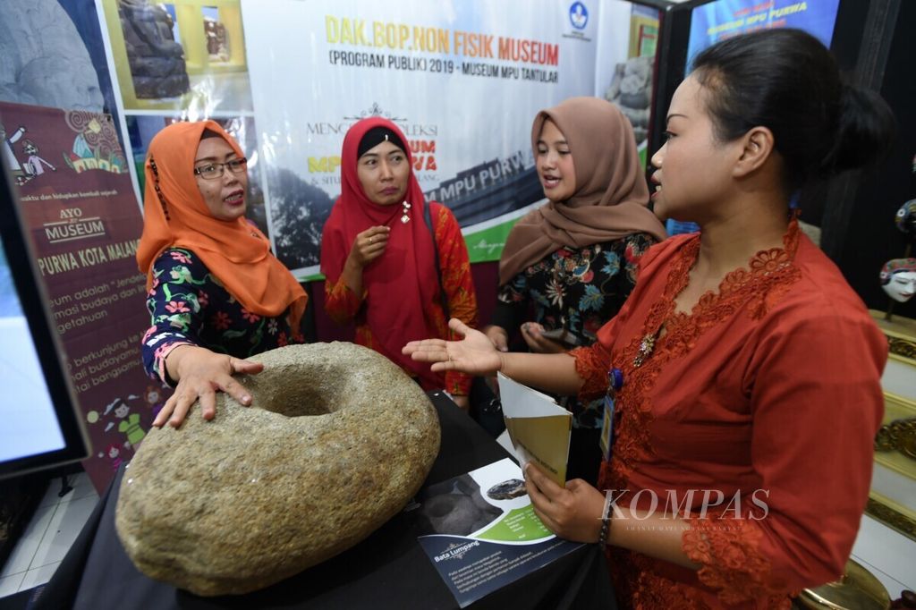 Pengunjung melihat benda koleksi Museum Mpu Purwa Malang saat Pameran Bersama Museum yang merupakan agenda dari Festival Tantular 2019 di Museum Mpu Tantular, Sidoarjo, Kamis (24/10/2019).