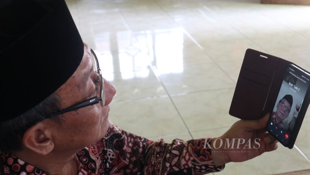 Pengasuh Ponpes As-Salafiyah, KH Badruddin Hambali, menelepon anaknya, Robiah Bah, di Kabupaten Cirebon, Jawa Barat, Kamis (9/2/2023). Robiah yang sedang kuliah di Turki terdampak gempa pada Senin (6/2/2023).