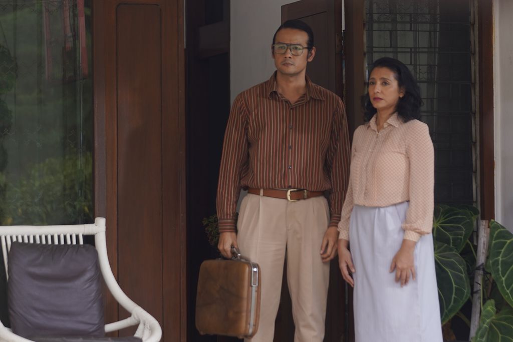 Pemeran orangtua Ratna Suminar, Toto Sastroatmodjo (Dwi Sasono) dan Sri Puspita (Unique Priscilla), dalam film <i>remake Gita Cinta dari SMA</i> arahan sutradara Monty Tiwa.