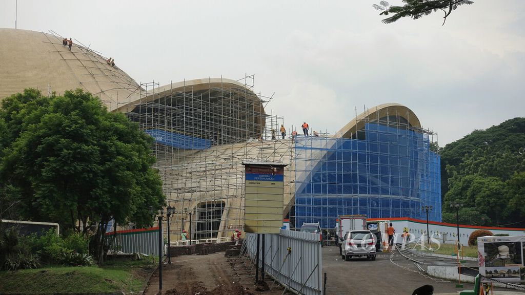 Pekerja dalam renovasi Teater IMAX Keong Emas di Taman Mini Indonesia Indah, Jakarta Timur, Sabtu (12/2/2022). Taman Mini Indonesia Indah menjadi salah satu lokasi yang direnovasi untuk persiapan Presidensi Indonesia dalam KTT G20.