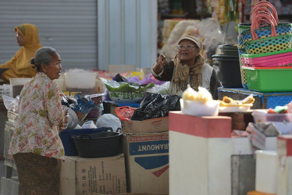 Warga lansia berbelanja di Pasar Ngancar, Kecamatan Banyudono, Boyolali, Jawa Tengah, Minggu (18/8/2019). Jawa Tengah merupakan salah satu provinsi yang memiliki warga lansia terbanyak di Nusantara.