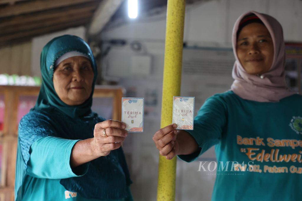 Pegiat Bank Sampah Edellweis menunjukkan keping emas yang diperoleh dari hasil menjual sampah di kampung organik Edellweis di Kelurahan Rejowinangun Selatan, Magelang Selatan, Kota Magelang, Jawa Tengah, Rabu (12/10/2022). 