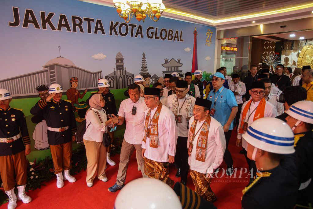 Bakal calon gubernur dan wakil gubernur DKI Jakarta, Ridwan Kamil dan Suswono, keluar dari KPU DKI Jakarta seusai mendaftarkan diri untuk Pilkada 2024, Rabu (28/8/2024). Bakal calon gubernur dan wakil gubernur DKI Jakarta, Ridwan Kamil dan Suswono, mendaftarkan diri untuk bertarung di Pilkada DKI Jakarta 2024. Pasangan calon tersebut diusung oleh 12 partai politik. KPU DKI Jakarta akan melakukan verifikasi kepada pasangan calon tersebut. 