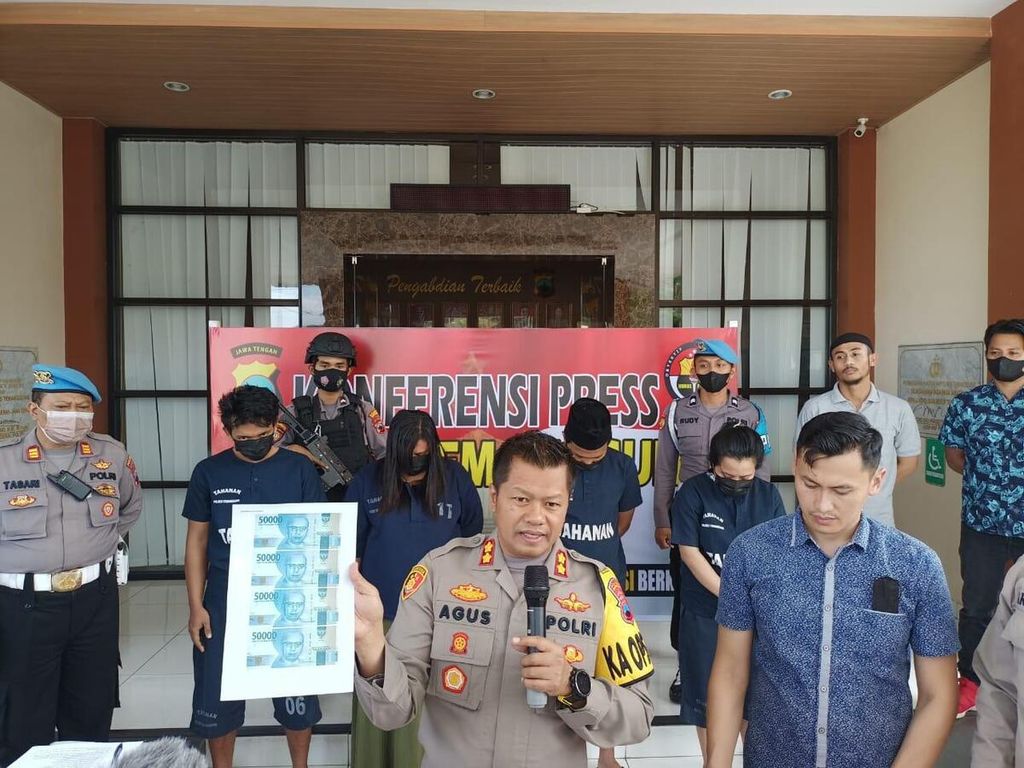 Kepala Kepolisian Resor Temanggung Ajun Komisaris Besar Agus Puryadi memberikan keterangan kepada jurnalis dalam acara ungkap kasus uang palsu di Polres Temanggung, Kamis (28/7/2022).