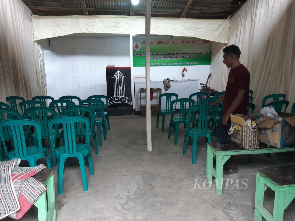 Hofni (30) is currently cleaning a church that was built in the middle of temporary housing for former residents of Kampung Bayang on Tongkol Street, Ancol Village, Pademangan District, North Jakarta, on Sunday (27/5/2024). Nearby, residents are also building a mosque.