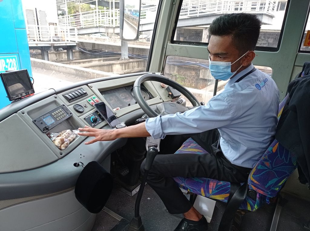 Yayank (35), salah satu pramudi Transjakarta rute Harmoni-Lebak Bulus, mengantre jadwal operasional di Halte Harmoni, Jakarta Pusat, Senin (6/12/2021).