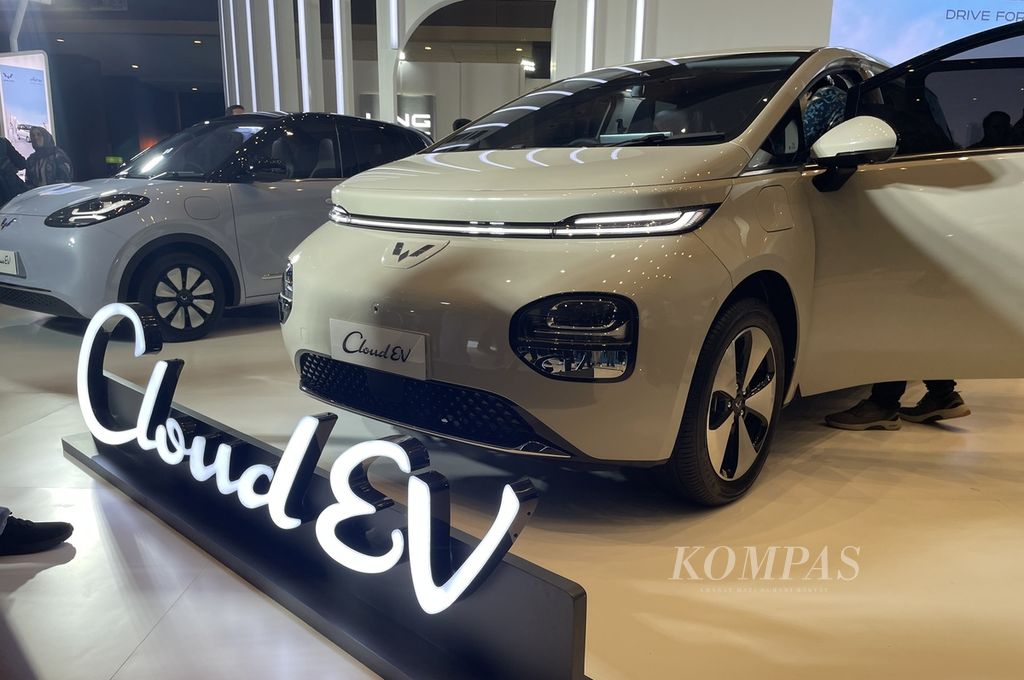 Wuling membuka masa prapesan mobil terbarunya Cloud EV di ajang Periklindo Electric Vehicle Show 2024. Harga sementara mobil lima penumpang ini adalah Rp 410 juta.