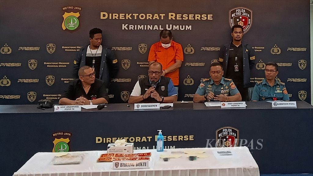 Pierre WG Abraham, also known as PWGA (53), was presented during the disclosure of the case of fake TNI license plates at the General Crime Investigation Directorate of the Jakarta Metropolitan Police on Thursday (18/4/2024).