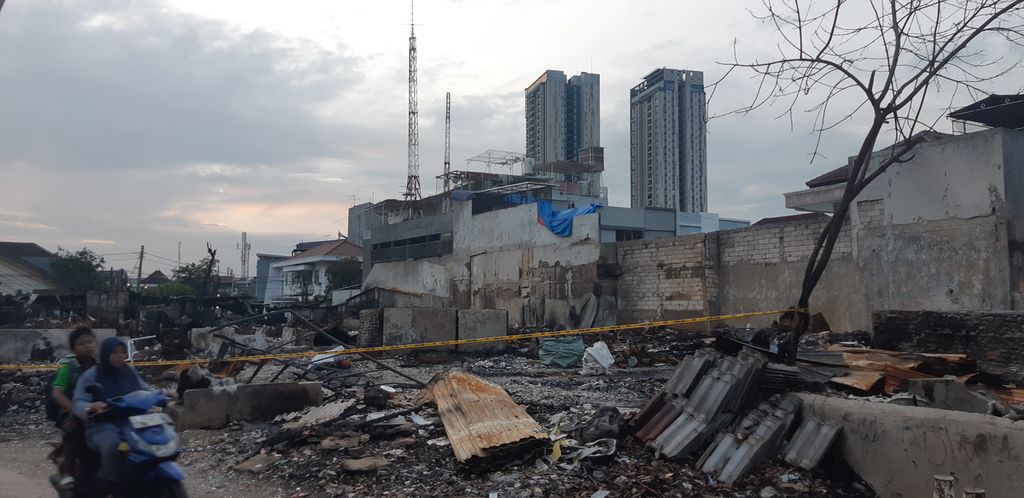 Lokasi kebakaran di RT 002 RW 004 Kelurahan Duri Kepa, Kecamatan Kebon Jeruk, Jakarta Barat, Kamis (10/2/2022). Dua hari sebelumnya, 100 rumah terbakar karena korsleting listrik. 